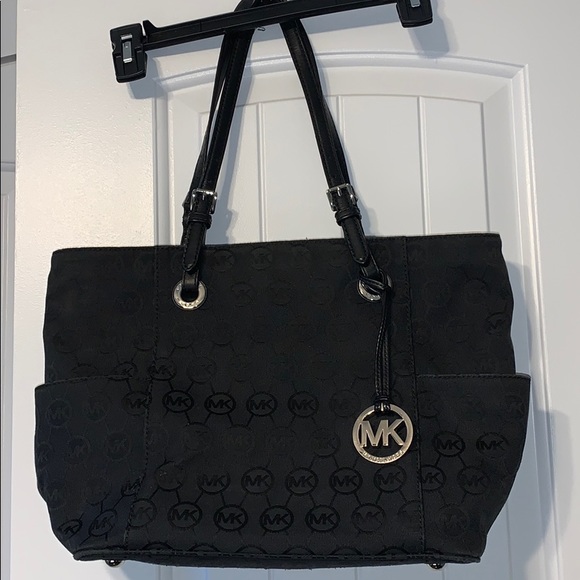 Michael Kors Handbags - Michael Kors medium/large signature Tote